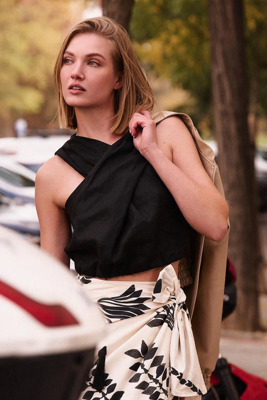 BLACK SIDEWALK CROP TOP