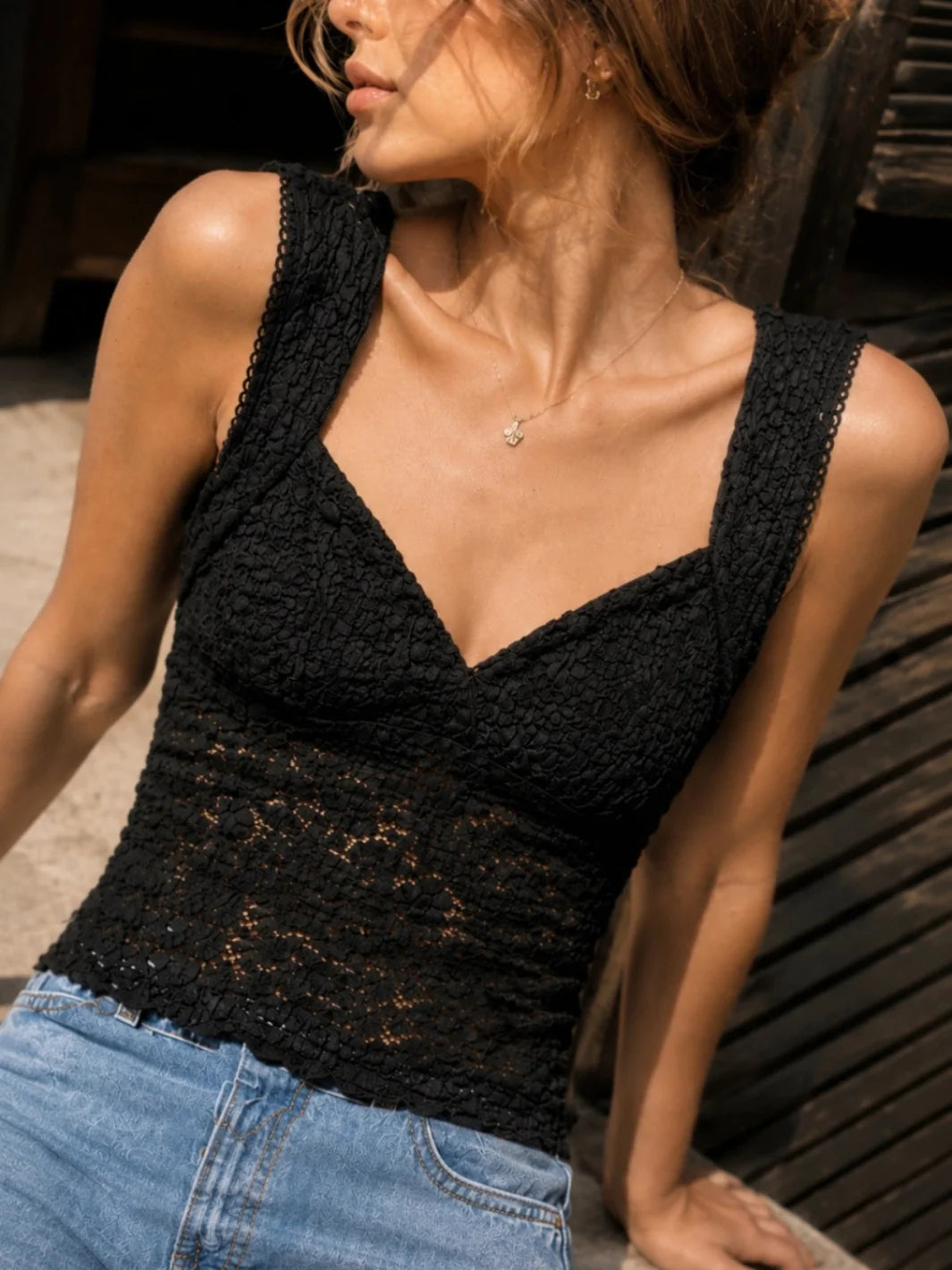 SOFT LACE SLEEVELESS TOP BLACK