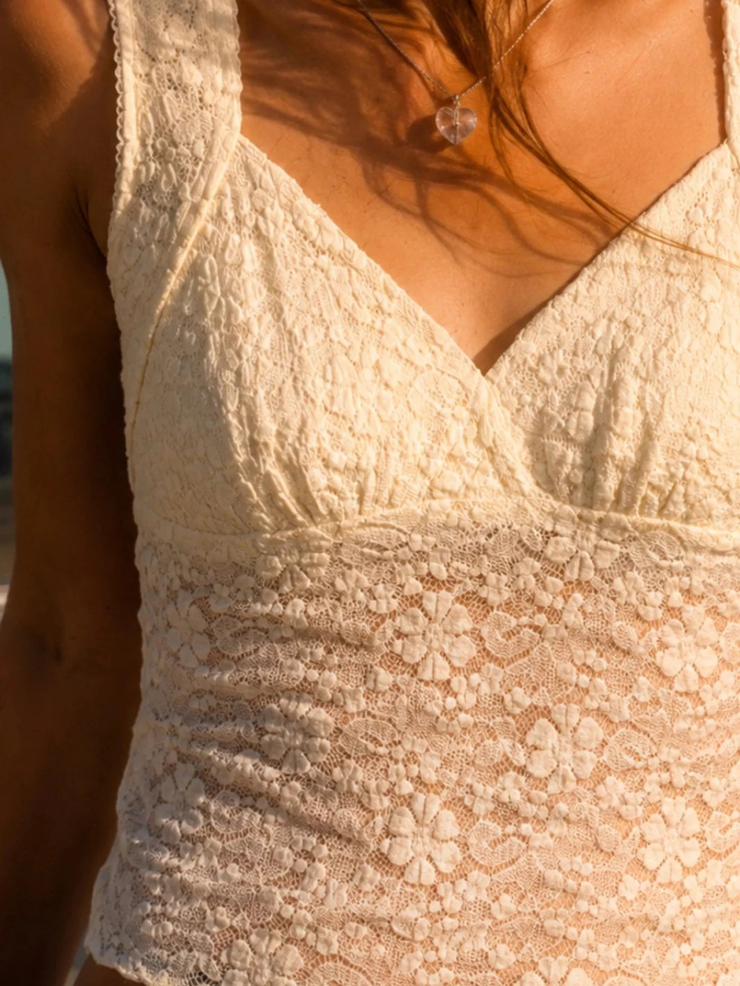 SOFT LACE SLEEVELESS TOP OFF WHITE